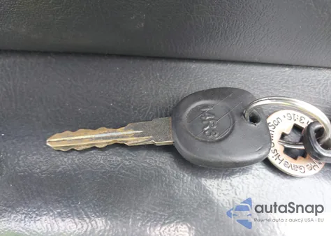 2001 Chevrolet Silverado 1500 from USA, damaged, VIN 2GCEC19W211179643